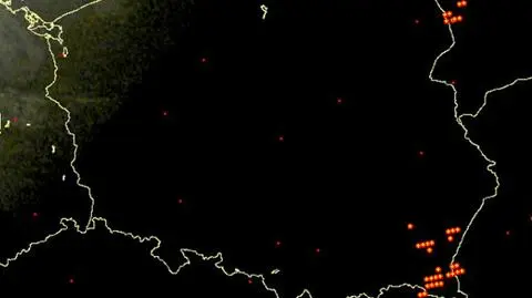 Wyładowania atmosferyczne w Polsce (czerwone punkty) z godz. 21.40
