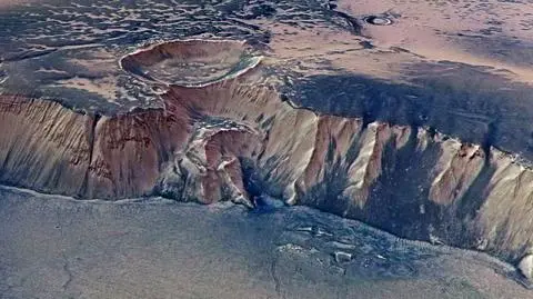 Kanion Echus Chasma na Marsie ukształtowany najpierw przez płynącą wodę, a następnie przez lawę