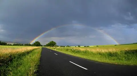 Zza chmur wyjrzy słońce