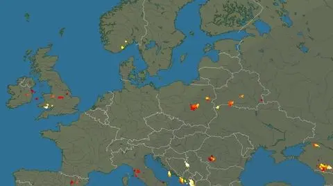 Wyładowania atmosferyczne oznaczono plusami