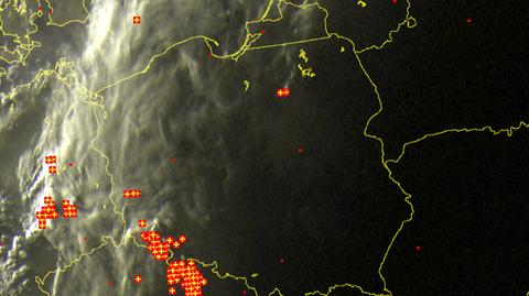 Wyładowania atmosferyczne zaznaczone są plusami, godz. 20.30