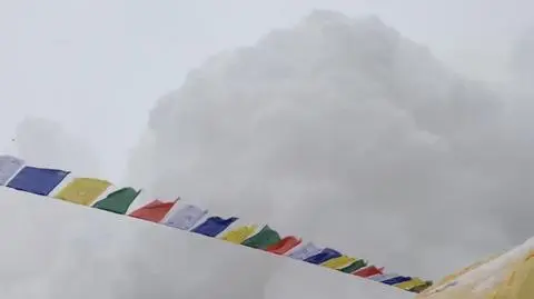 Budzące grozę nagranie z Mount Everestu. Wstrząsy pobudziły lawinę