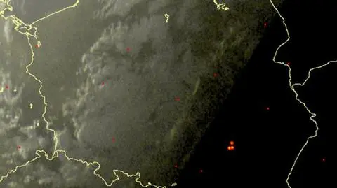 Wyładowania atmosferyczne oznaczono plusami (sat24