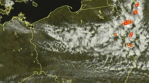 Zdjęcie satelitarne i wyładowania (czerwone punkty) z godziny 15.25
