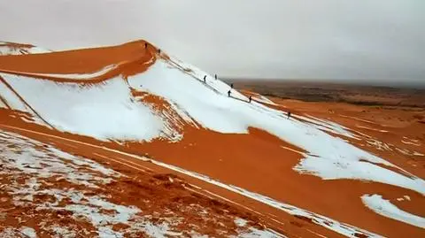 Śnieg na Saharze. Niecodzienny widok