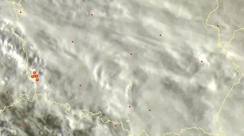 Wyładowania atmosferyczne oznaczono plusami