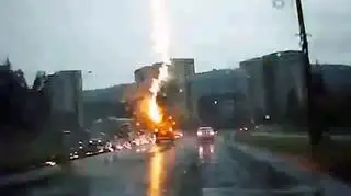 Potężny piorun trafił prosto w auto