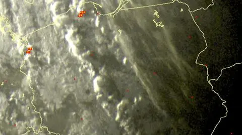 Wyładowania atmosferyczne zaznaczono plusami