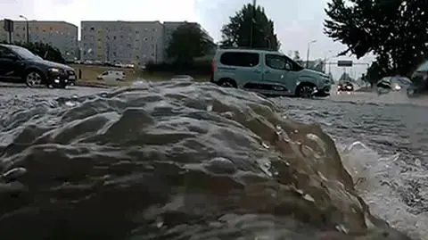 Ulice pełne wody, podtopione szkoły. Wtorek przyniósł groźną pogodę