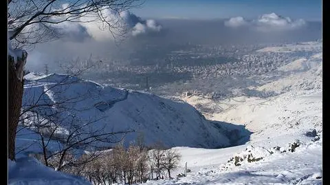 Chmury powoli zasuwają powłokę nad Teheranem (Teheran rozciąga się od wysokości 1300m do ok 1800m npm)