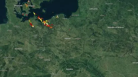 Wyładowania atmosferyczne oznaczono plusami (blitzortung