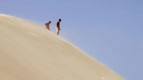 Wędrująca wydma odcięła od świata 500 osób