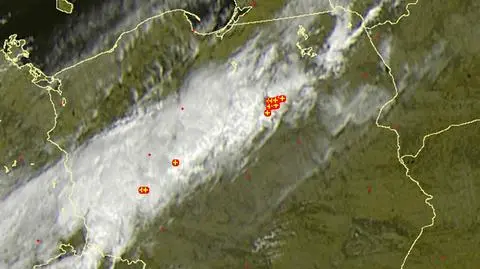 Zdjęcie satelitarne i wyładowania (czerwone punkty) z godziny 12.40