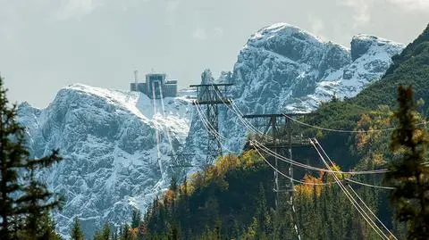 Halny wieje w Tatrach. Grozi lawinami, ale też rozprasza smog