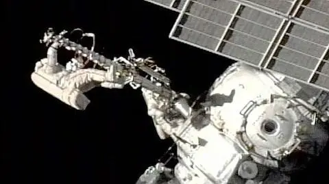 Rosyjski astronauta w przestrzeni kosmicznej