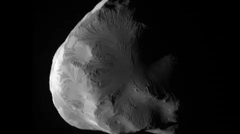 Słoneczna strona Heleny. Cassini obserwuje księżyc Saturna