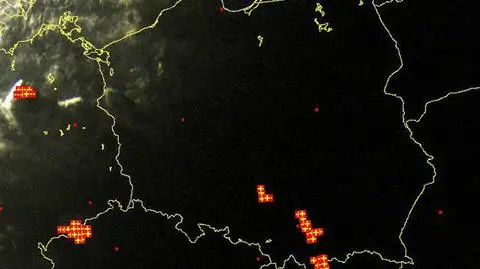 Burze w Polsce w godz. 21.10 - wyładowania atmosferyczne zaznaczone są plusami