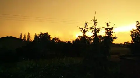 Piękne zakończenie burzy przy zachodzącym słońcu