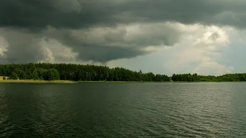 Ciemne chmury nad żeglarzami
