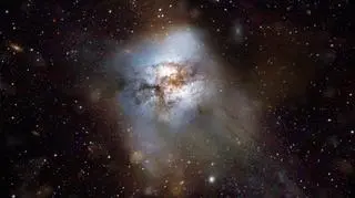 Artystyczne wyobrażenie galaktyki HFLS3 - najstarszej zaobserwowanej "fabryki gwiazd"