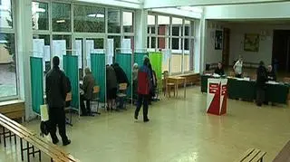 Na wybory w kurtkach i z parasolami