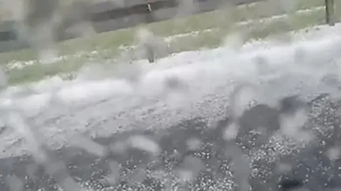 Rzeka gradu płynąca autostradą, "przejazd był niemożliwy". Pogoda w środę była niebezpieczna