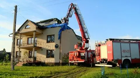 "Tu o mało krów nie pozabijało". Wichura w 5 minut pozrywała dachy
