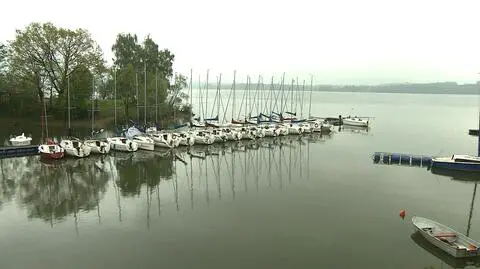 Nad Jeziorem Żywieckim wiatr był tak silny, że rozrywał żagle