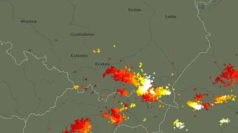 Plusami zaznaczono miejsca występowania burz