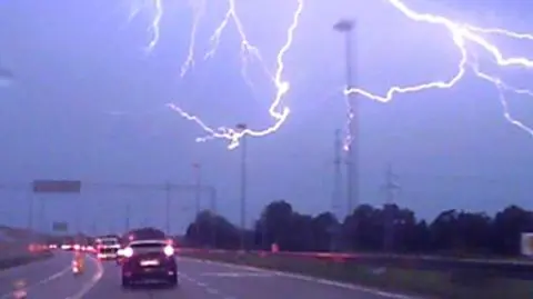 Deszcz i burze będą zmorą kierowców