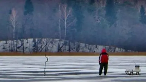Będzie mroźno i śnieżnie. Przejaśnienia pojawią się tylko na zachodzie