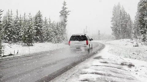 Śnieg i silniejszy wiatr będą utrudniać jazdę
