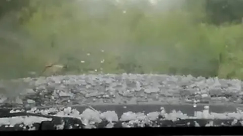 Krupa śnieżna i burze. Sobotnia pogoda na Waszych zdjęciach