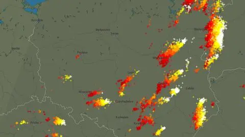 Plusami zaznaczono miejsca występowania burz