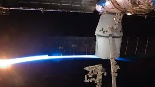 Kapsuła Dragon cumuje do ISS