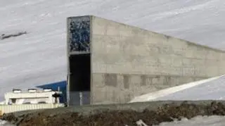 Wejście do tunelu wydrążonego w w zboczu góry Platåfjellet