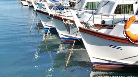 Po jeziorach mazurskich nie da się żeglować. To może Cyklady?