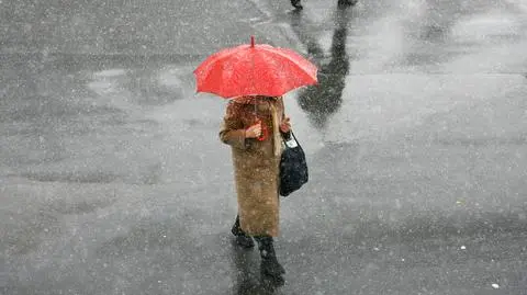 Popada deszcz i deszcz ze śniegiem