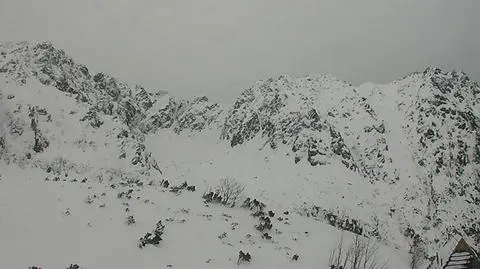 W Tatrach lawinowa "trójka", Bieszczady i Karkonosze z "dwójką". "Śnieg jest grząski"