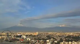 Wulkan Popocatépetl pluje pyłem