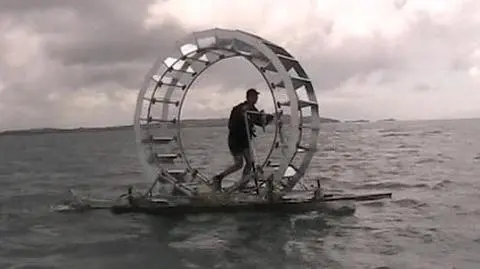 Człowiek-chomik pobiegł przez morze do Irlandii