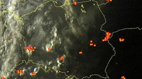 Burze w Polsce około godz.20.00 - wyładowania atmosferyczne zaznaczone są plusami