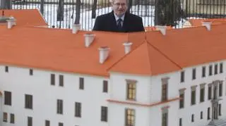 rezydent Bronisław Komorowski zwiedza żywiecki park miniatur w Parku Habsburgów 