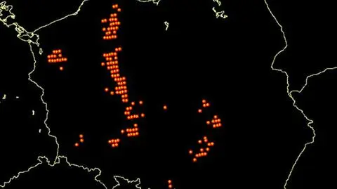 Wyładowania atmosferyczne nad Polską (czerwone plusy) z godz. 22.40