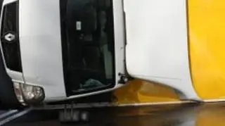 Ciężarówka przewrócona przez wiatr