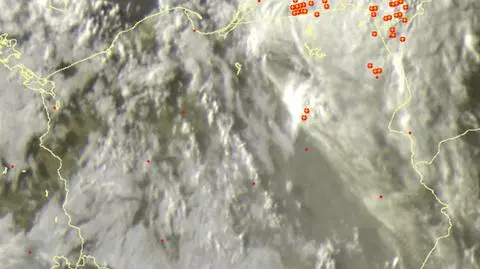 Wyładowania atmosferyczne oznaczono plusami (sat24.com)