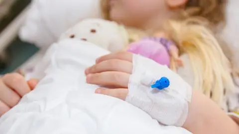 "Stan bezpośredniego zagrożenia życia". Coraz więcej dzieci choruje na PIMS