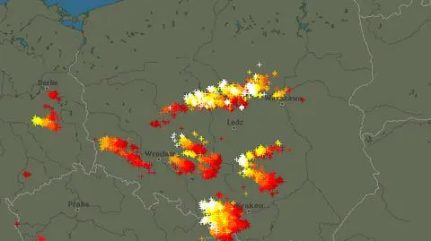 Wyładowania atmosferyczne oznaczono plusami nad Polską