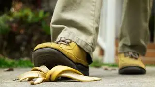 Ig Nobel powędrował do naukowców, którzy zbadali ryzyko upadku związane z nadepnięciem na skórkę banana