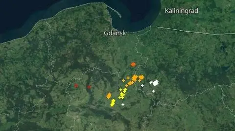 Wyładowania atmosferyczne oznaczono plusami